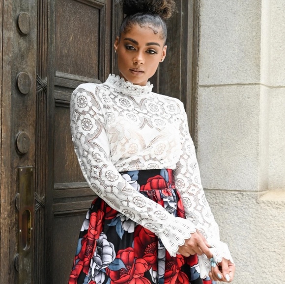 Boutique Tops - New BOHO Chantel Lantern Lace Sleeve Top